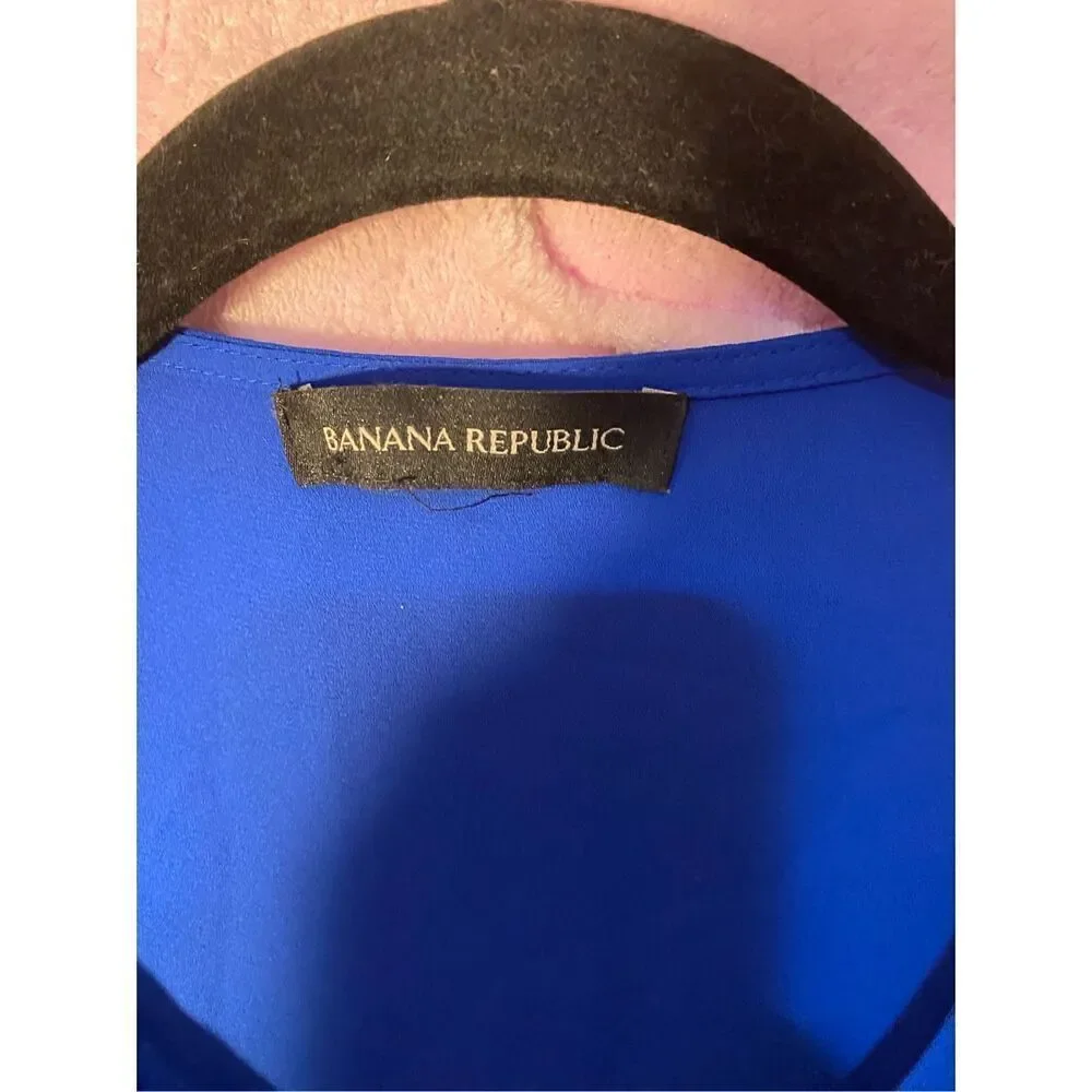 Banana Republic women’s cobalt blue long sleeve, pleated blouse, size small ￼